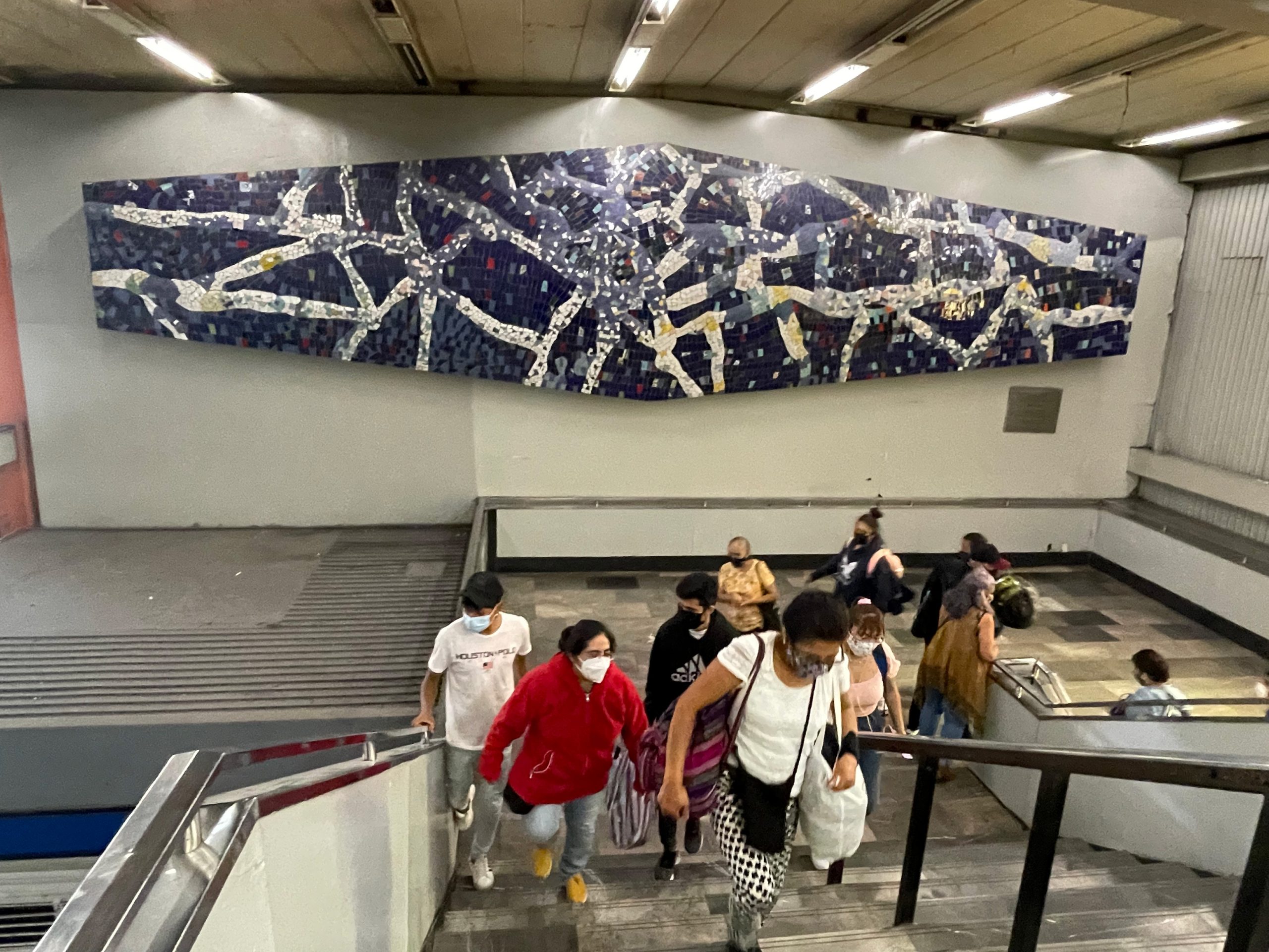 Azul, 2006 Estructura de metal y cemento recubierta con cerámica tipo Talavera y cerámica industrial.